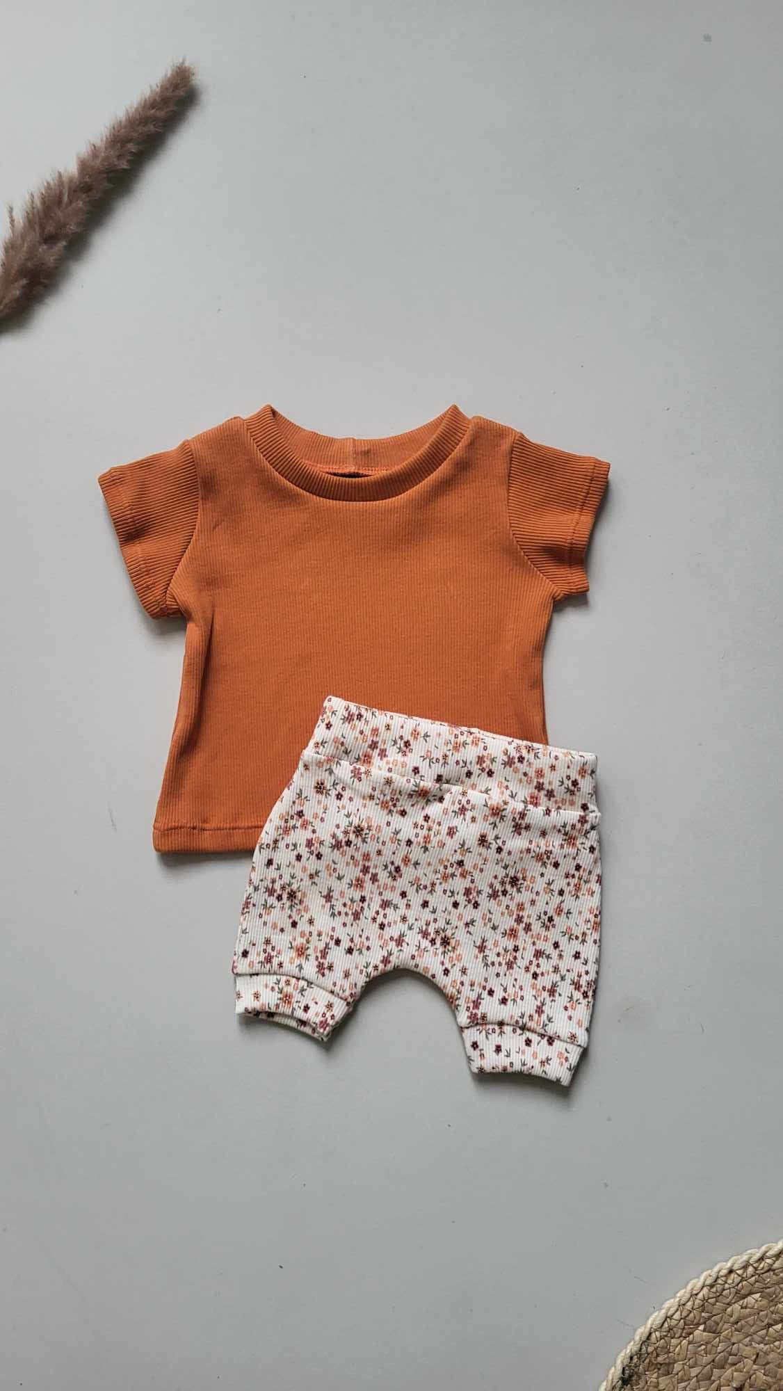 Handgemaakt baby T-shirt oranje rib van Littlemay.nl - Comfortabel en zacht.