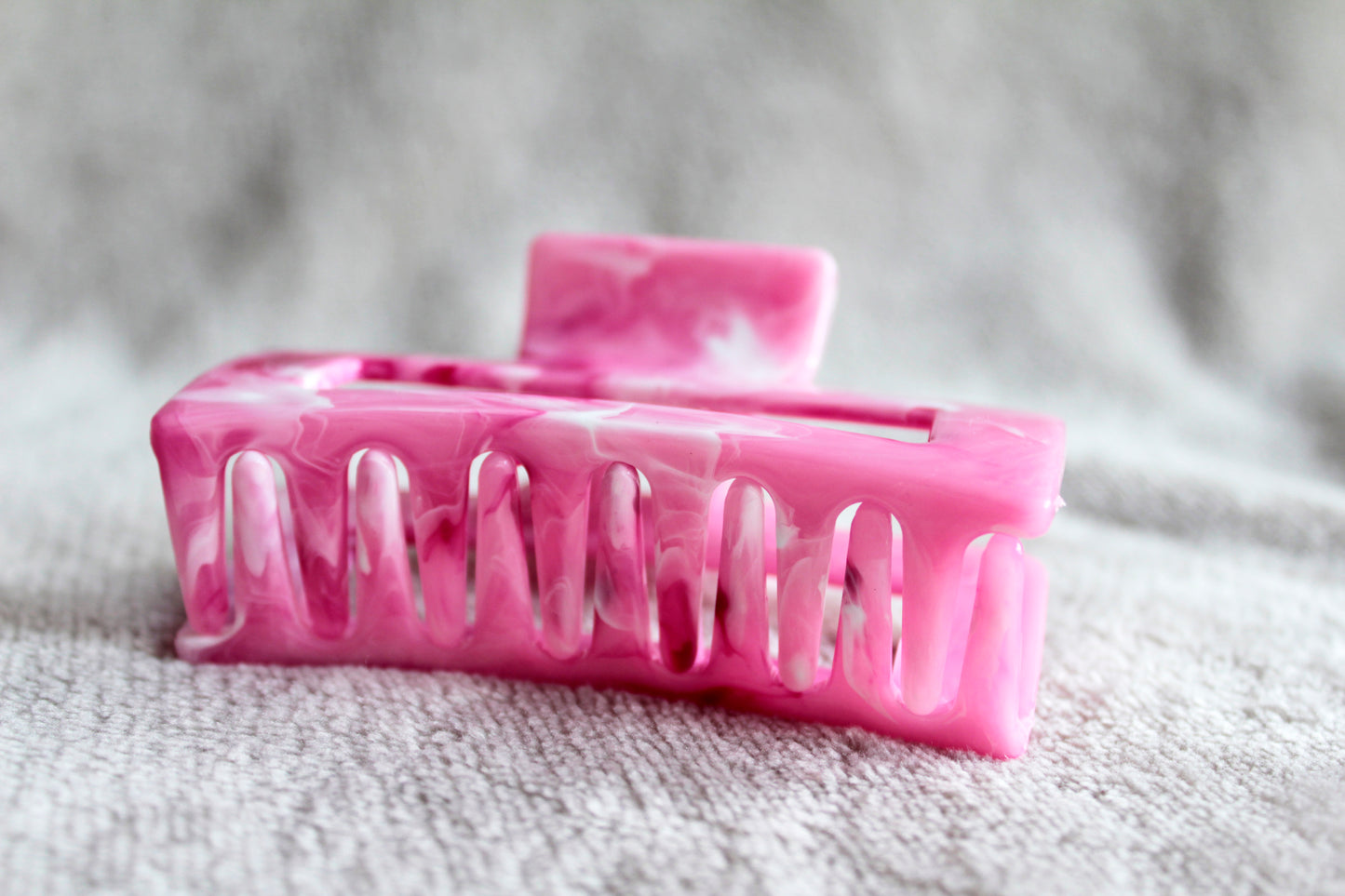 Ontdek de stijlvolle haarklemmen Bella voor dames bij Littlemay.nl
