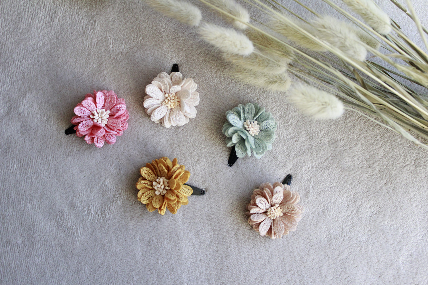 Handgemaakte haarspeldjes met bloemen voor jouw meid.