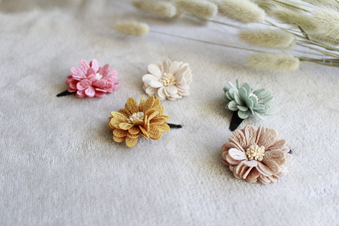 Handgemaakte haarspeldjes met bloemen voor jouw meid.