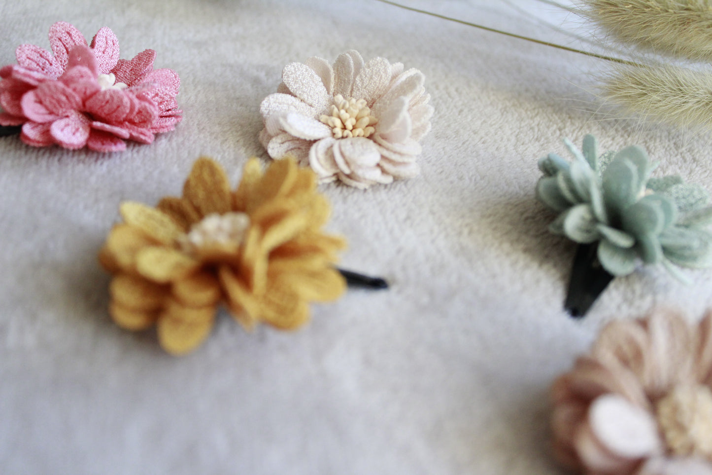 Handgemaakte haarspeldjes met bloemen voor jouw meid.