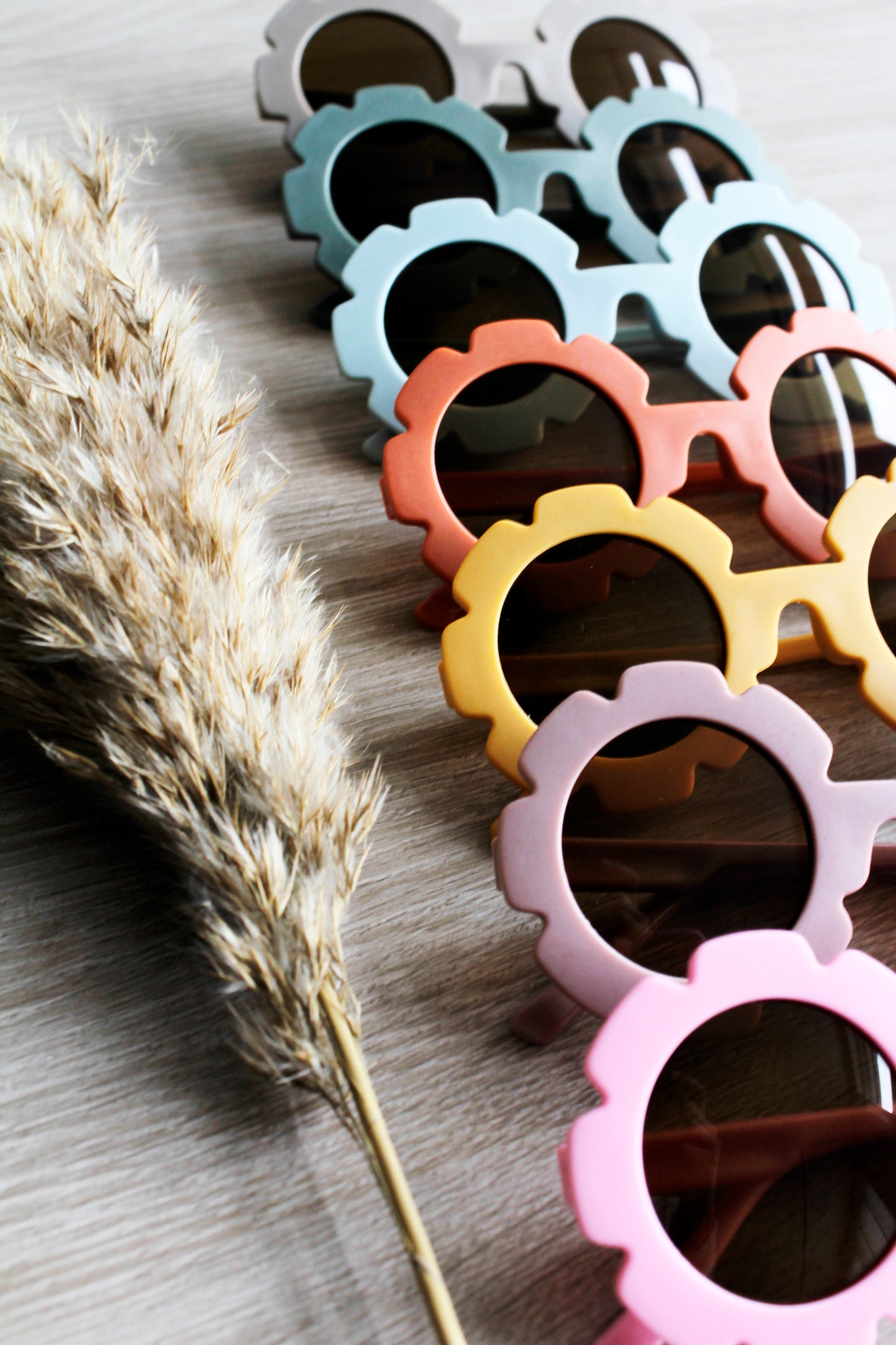 Hip en oldskool! Roze bloemen kinderzonnebril bij Littlemay.nl