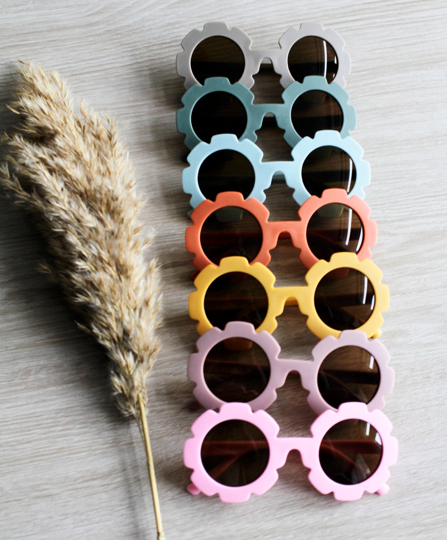 Hip en oldskool! Roze bloemen kinderzonnebril bij Littlemay.nl