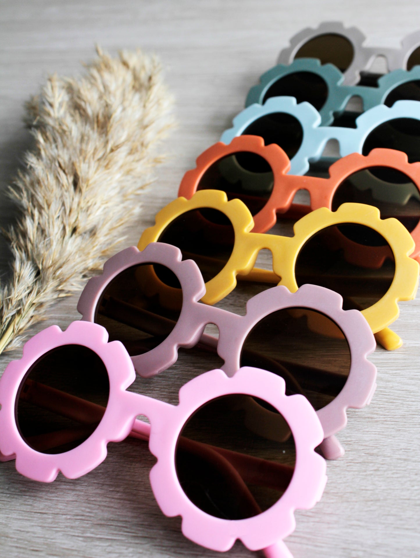 Hip en oldskool! Roze bloemen kinderzonnebril bij Littlemay.nl