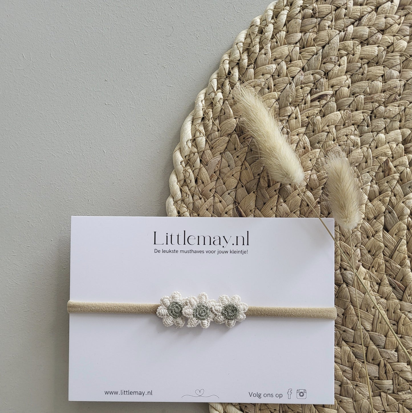 Ontdek de stijlvolle babyhaarband met groene bloemen bij Littlemay.nl