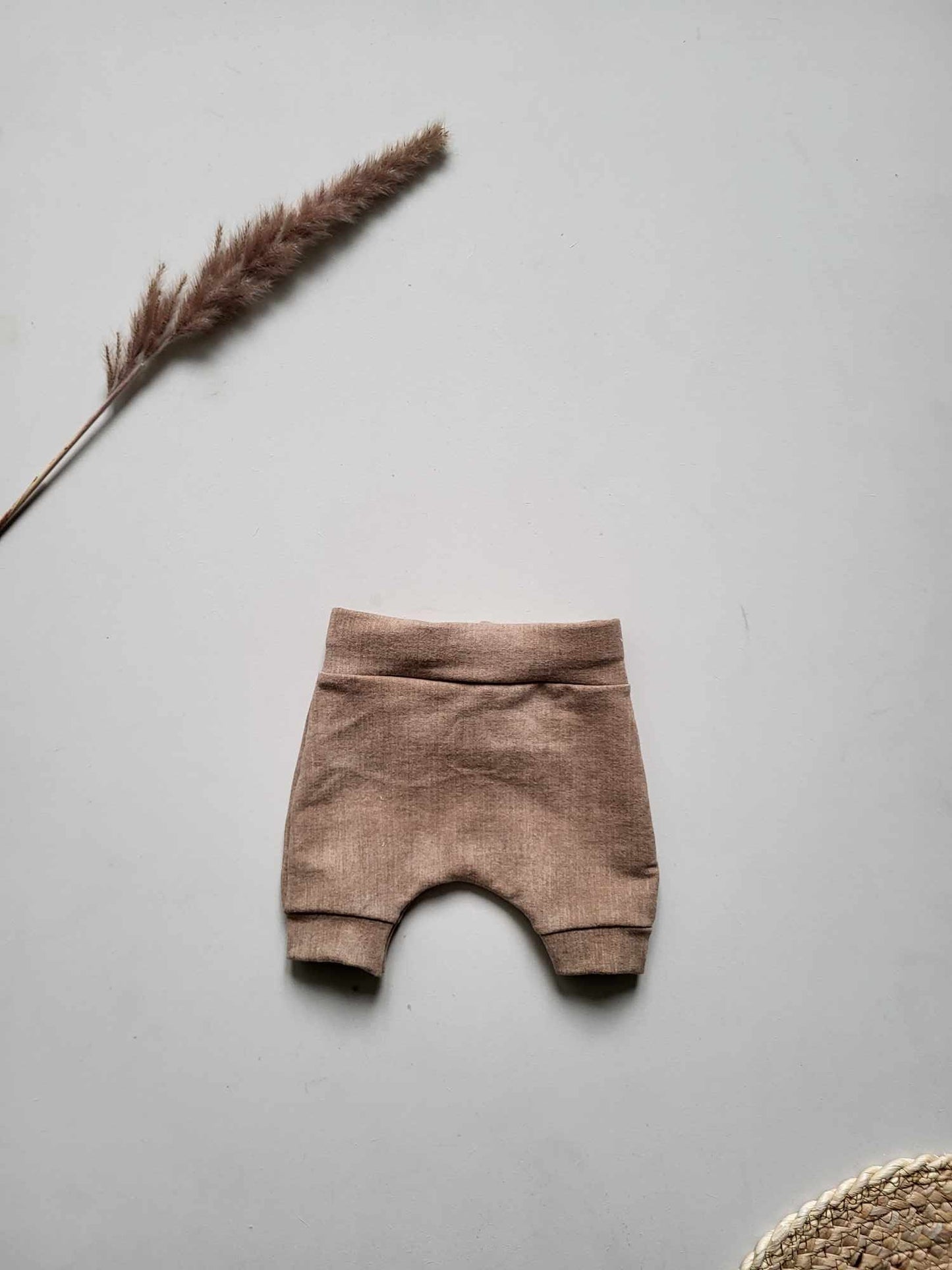 Korte broek jeanslook lichtbruin voor baby's | Maat 56 - 68 bij Littlemay.nl