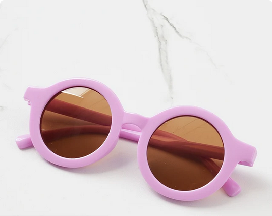 Hip en oldskool! Bright purple retro kinderzonnebril bij Littlemay.nl