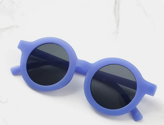 Hip en oldskool! Navy blauwe retro kinderzonnebril bij Littlemay.nl