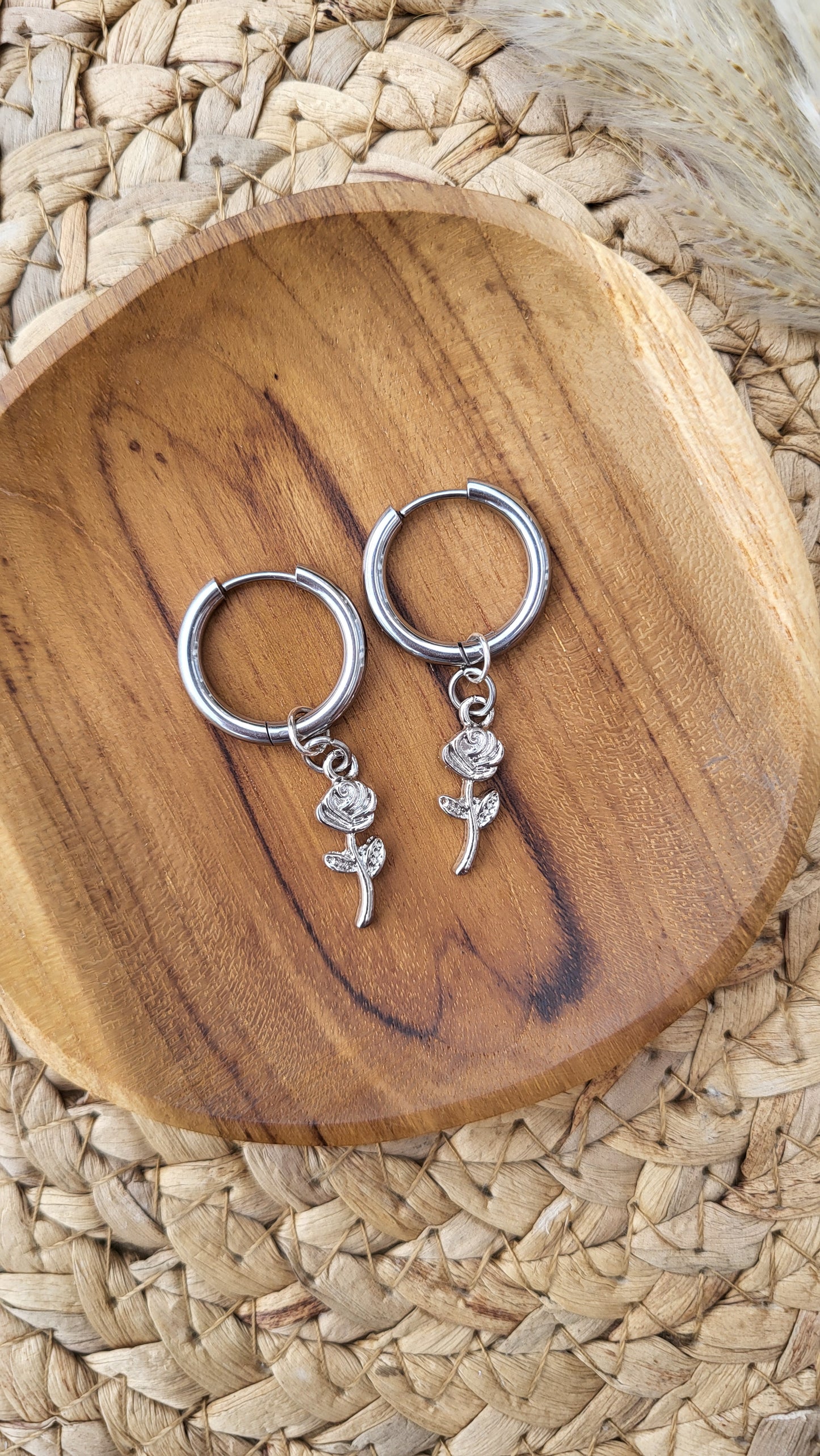 Zilveren oorringen met roos - Stainless steel | Littlemay.nl