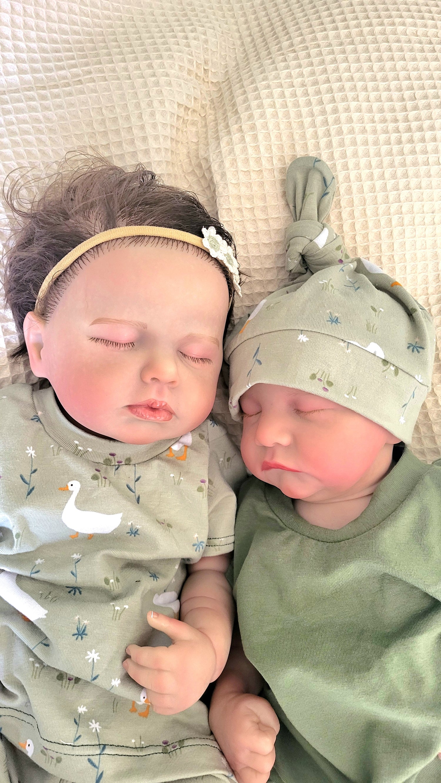 Handgemaakte babykleding van zachte en duurzame stoffen met ganzenprint van Littlemay.nl