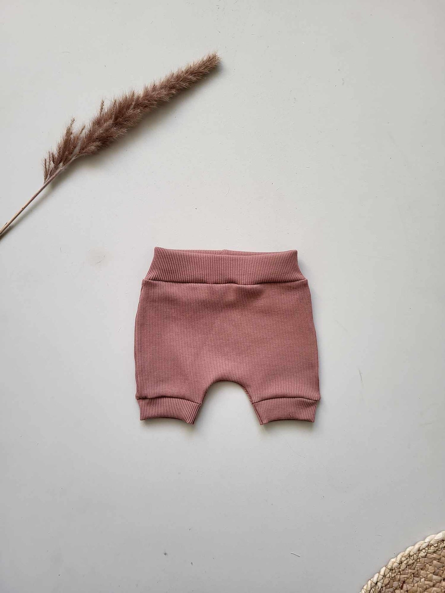 Korte broek klei Roze voor baby's | Maat 56 - 68 bij Littlemay.nl