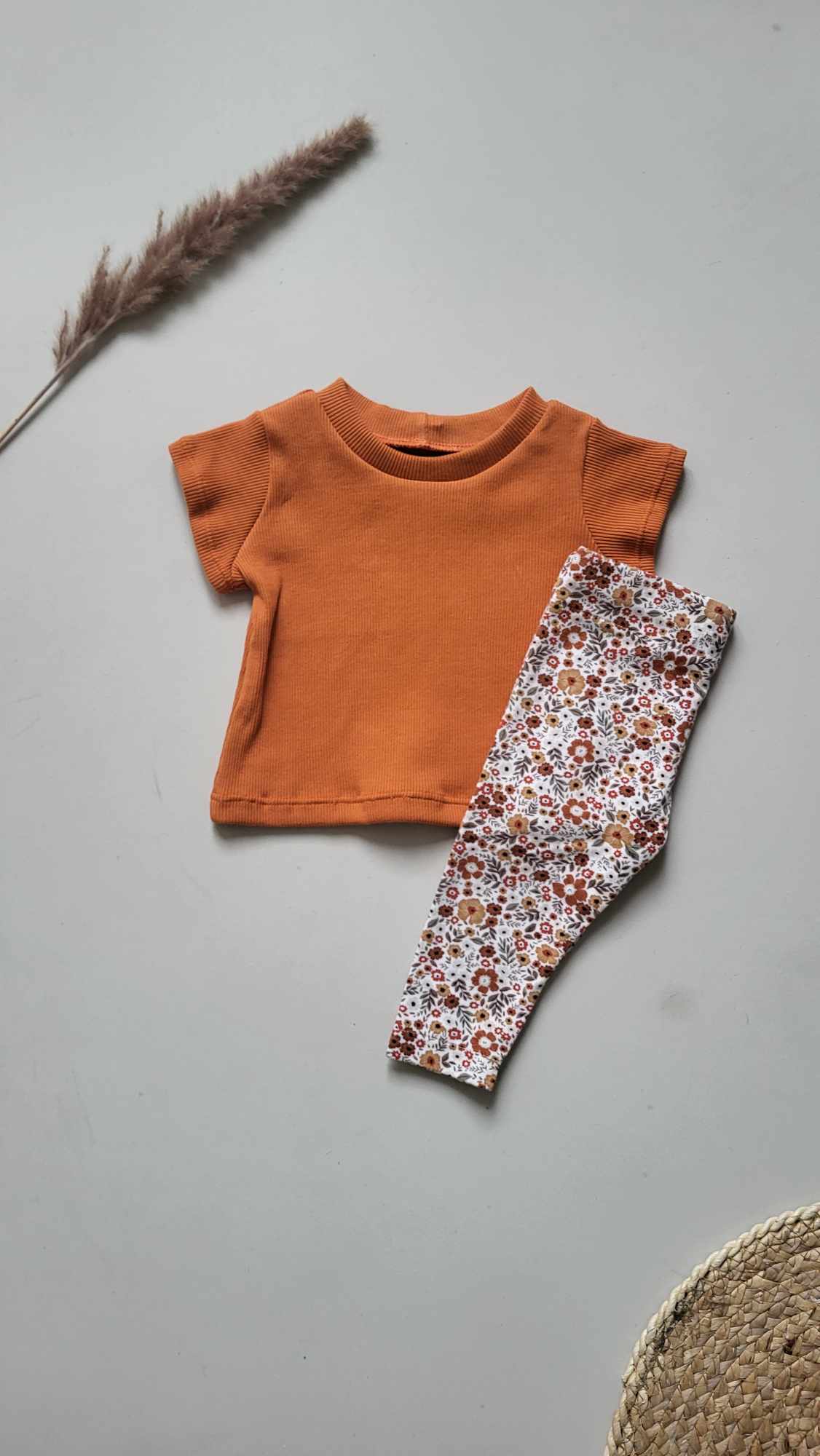 Handgemaakt baby T-shirt oranje rib van Littlemay.nl - Comfortabel en zacht. 