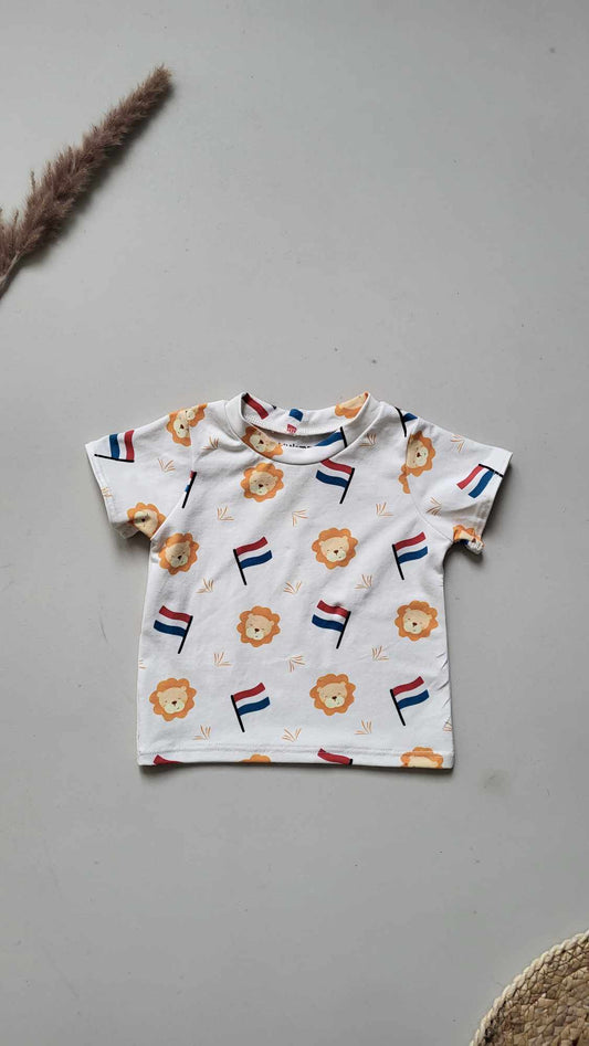 Handgemaakt baby T-shirt met leeuwen van Littlemay.nl - Comfortabel en zacht. 