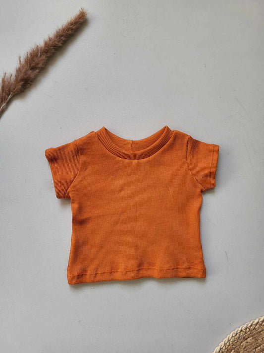 Handgemaakt baby T-shirt oranje rib van Littlemay.nl - Comfortabel en zacht. 
