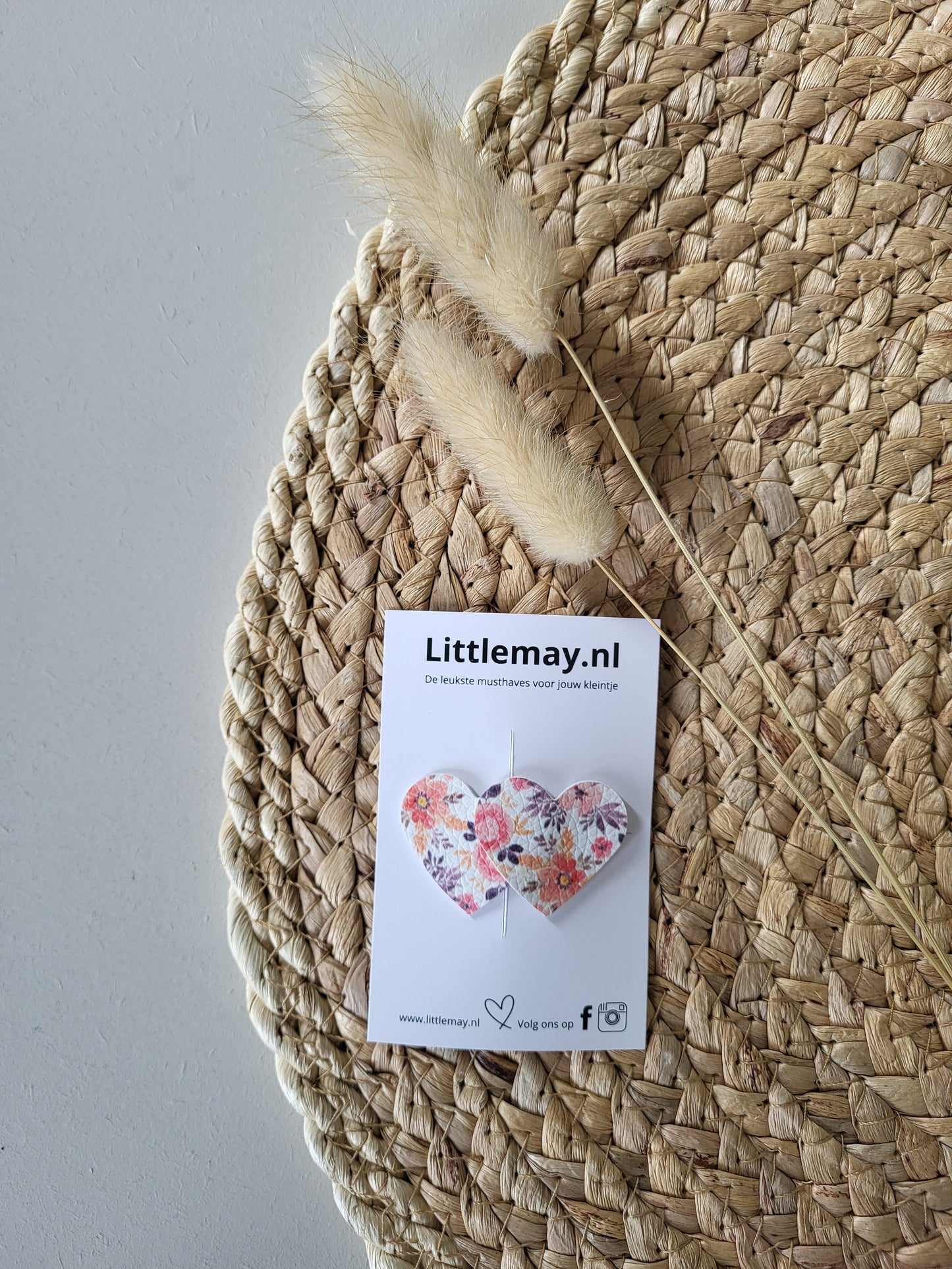 Bij Littlemay.nl vind je handgemaakte haarspeldjes met hartjes die elke outfit compleet maken. Uniek en stijlvol. Bekijk nu onze collectie. 