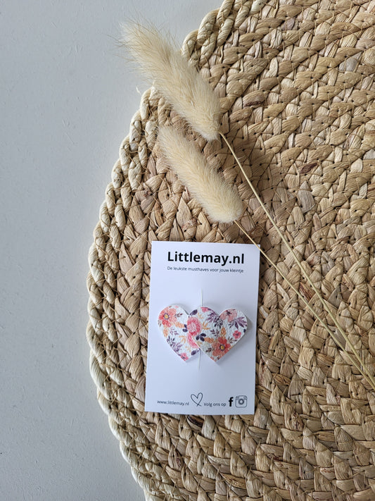 Bij Littlemay.nl vind je handgemaakte haarspeldjes met hartjes die elke outfit compleet maken. Uniek en stijlvol. Bekijk nu onze collectie. 